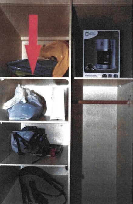 Poliisi takavarikoi sarjakuristajan eteisen kaapista muovipussin, josta löytyi muun muassa nahkahansikkaita ja nahkavöitä. Pussin alla oli kuristamisfetissiin liittyvä pornolehti. POLIISI.