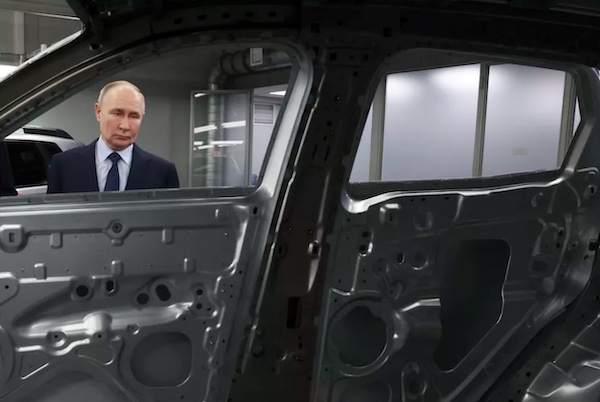 Vladimir_tarkastaa_Anon_auton.jpg
