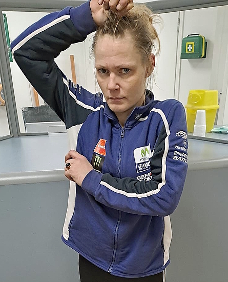 Epäilty Sanna Raitakari kiinnioton jälkeen, valokuvattu 1.10.23 Espoon poliisivankilassa..jpg