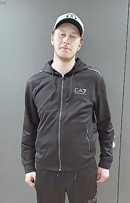 Epäilty Henri Grönberg kiinnioton jälkeen, valokuvattu 1.10.2023 Espoon poliisivankilassa..jpg