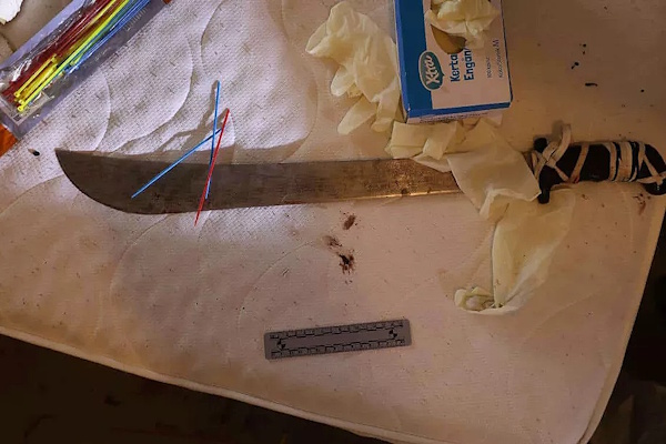 Asunnosta löytyi machete-veitsi ja nippusiteitä.jpg