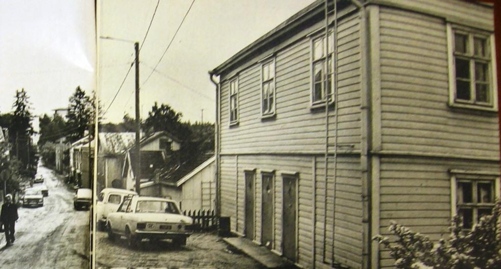 Kuva Huuhtasten talon edustalta on vuodelta 1976. Kuva Ratto 10/1976