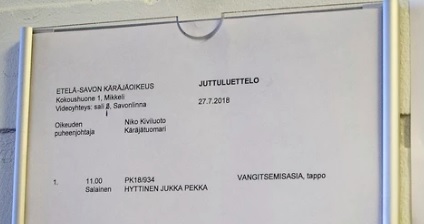 Ilmoitusluontoinen asia Etelä-Savon käräjäoikeuden seinällä. Kuva Itä-Savo.