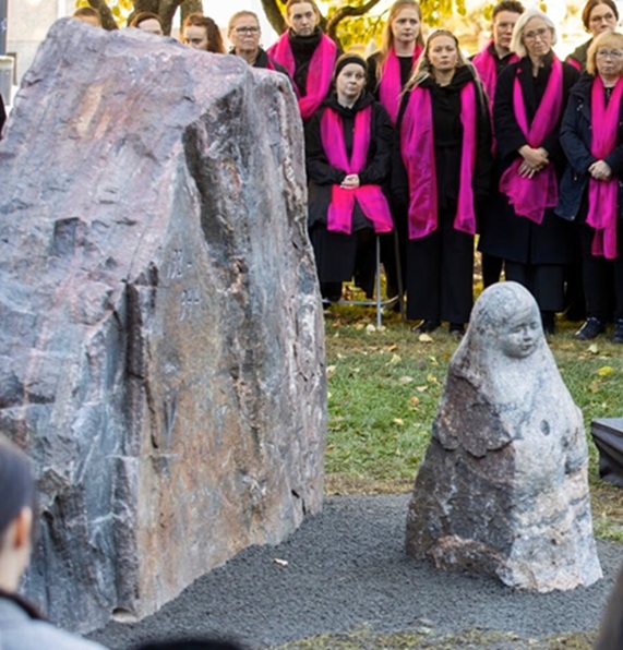 Tampereen Lotta - Svätin muistomerkki kertoo taistojen tiimellyksessä käyneistä pikku vahingosta, joita sotien jälkeen olikin aikas paljon..jpg