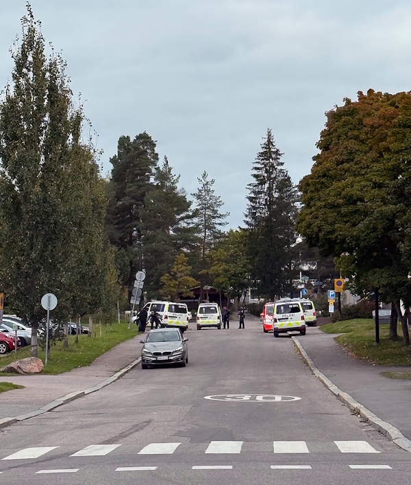 Putouskujalla oli useita poliisipartioita keskiviikkona hieman ennen kello 11.jpg