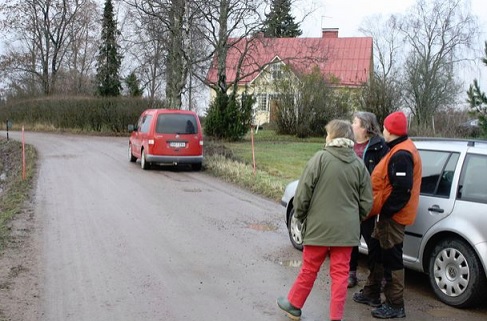 Pääkaupunkiseudun Etsintä ry teki havaintoalueella etsintää maastossa ja autiotalojen piha-alueilla. Etsintään osallistui muutamia vapaaehtoisia ja kaksi koiraa, joista toinen on ruumiskoirakoulutettava Bonita. HEIKKI HEINONEN