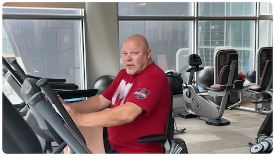 VKK_Ano_serbihotellin_kuntosalilla.jpg
