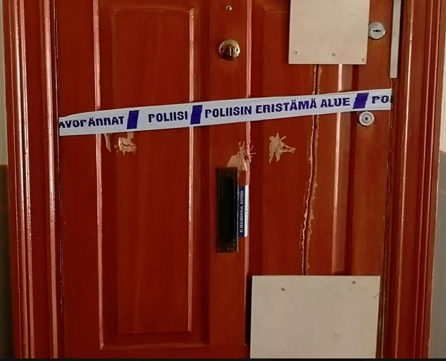 Kasarmikadun asunnon ovi. (KUVA: VALTTERI PARIKKA / HS). Ovessa ilmoitus; ei mainoksia, kiitos.