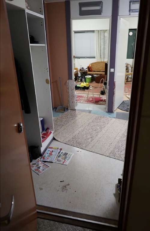 Näkymä ulko-ovelta asunnon sisälle. Kuvassa vasemmalla makuuhuone, josta uhri löydettiin kuolleena.jpg