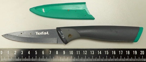 Tekoväline oli puukko, jonka terä on noin kahdeksan senttimetriä pitkä..jpg