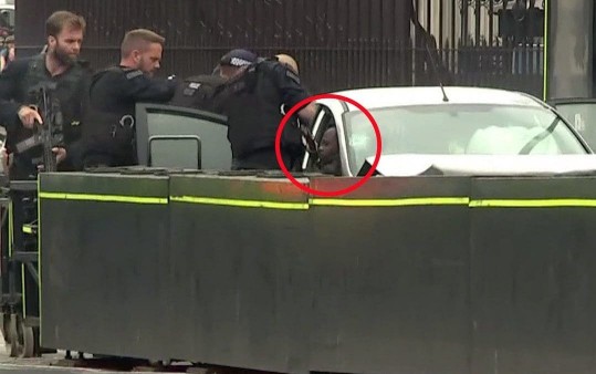 Terroristina pidettyä fiestamiestä nyppäistään pois käyttämästään aseesta.jpeg