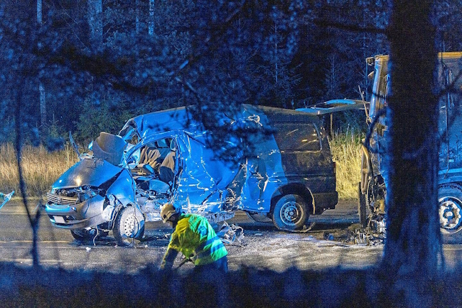 Onnettomuudessa olivat osallisina pakettiauto ja rekka.jpg