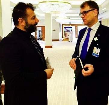 Sipilää on niin helppo kusettaa; sen teki ensin Rami Adham ja pari vuotta myöhemmin siinä onnistui "17-vuotias aivan yksin tullut poika". Tiettävästi Sipilä sai senkin jälkeen jatkaa edelleen pääministerinä. Mikähän tässä on ollut keskustelunaihe? Siis paljonko luvattiin yhteistä rahaa?