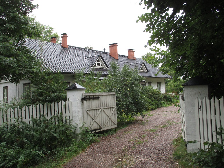 Kuvattu vajaa kuukausi murhan jälkeen. Poliisin nauhat poissa ja portti auki. Talossa on Verisuren hälytysjärjestelmä. Kuva DL Media Inc.