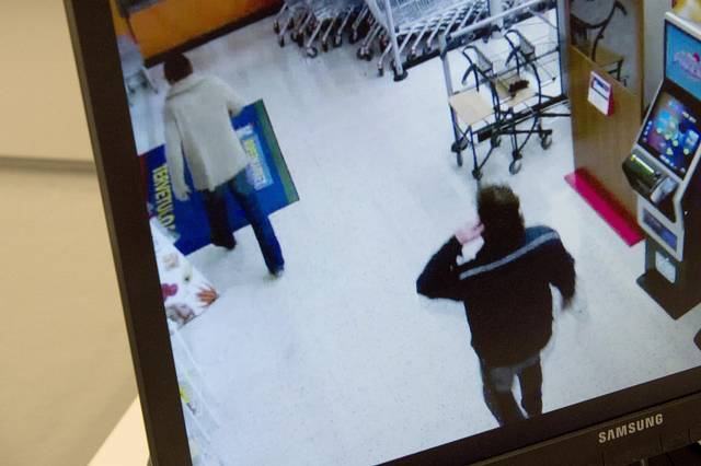Virolainen varas käveli ulos marketista ja paikallinen mies lähti seuraamaan. Kuva otettu marketin valvontakameran videolta.