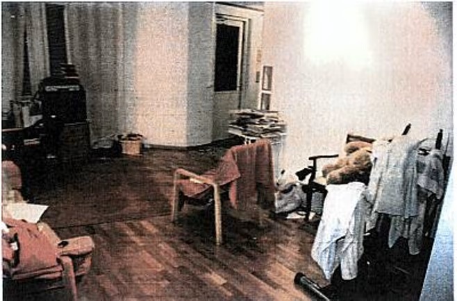 Poliisit kertoivat oikeudessa, että asunto oli poikkeuksellisen sotkuinen.jpg