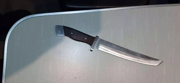 Teossa käytetty veitsi jäi lojumaan ravintolavaunuun.jpg