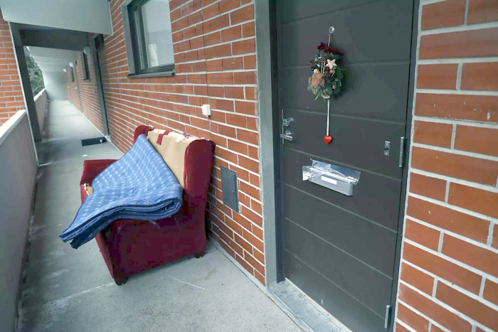 Poliisi ei ole kommentoinut, mistä naisen ruumis löytyi. Asunnon edustalle oli hylätty vuodesohva.jpg