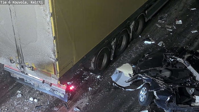 Kelikameraan tallentui turmapaikalta kuva, jossa oletetusti on myös turmassa ollut henkilöauto..jpg