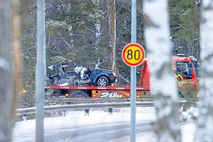 Onnettomuuden toisena osapuolena ollut henkilöauto romuttui täysin.jpg