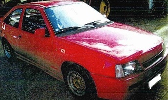 Punainen Opel Kadett tutkittiin perusteellisesti katoamistutkinnan yhteydessä 2005.