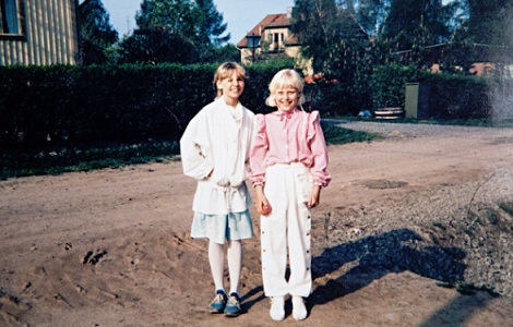 Piia (vas.) ja Ilona menossa koulun kevätjuhlaan vuonna 1986. Piia oli silloin seitsemännellä luokalla, Ilona neljännellä. Kuva on otettu Ilonan lapsuudenkodin pihalla. © ILONA NIEMEN KOTIALBUMI