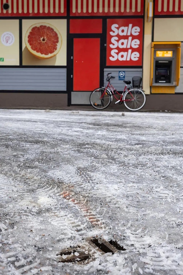 Salen edessä oli maanantaina iltapäivällä verta.jpg