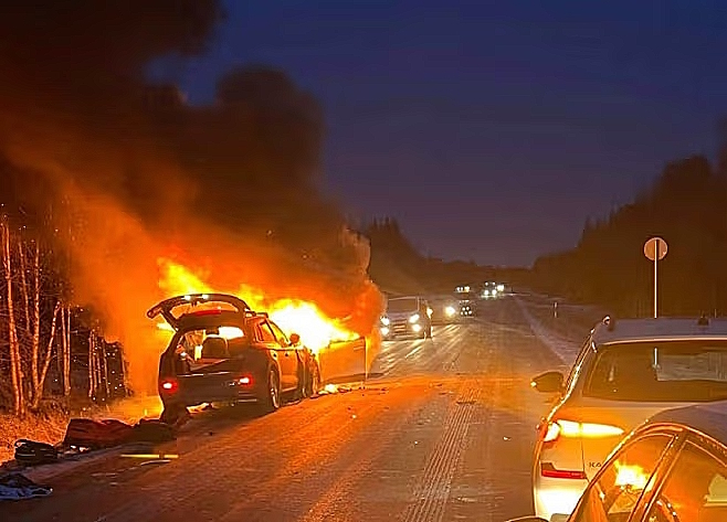 Autot syttyivät tuleen törmäyksen jälkeen.jpg