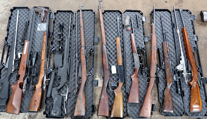 Salolaisesta autokorjaamosta takavarikoidut aseet olivat pääasiassa vanhoja sotilaskiväärejä.jpg
