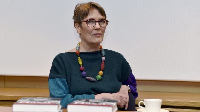 Satu Hassi hymyilee.jpg