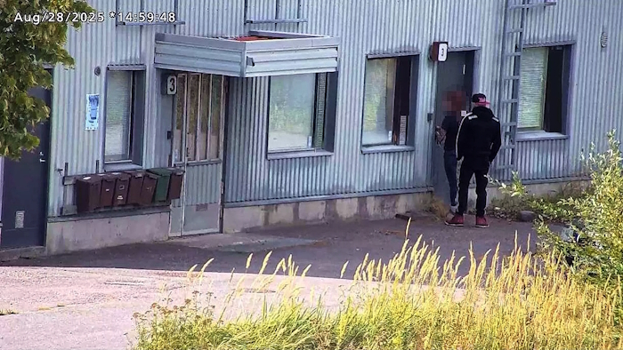 Kuvassa äiti ja miesystävä menossa sisälle vuokratilaan, jonka edustalta teinisurmaaja otettiin kiinni 25. elokuuta.jpg