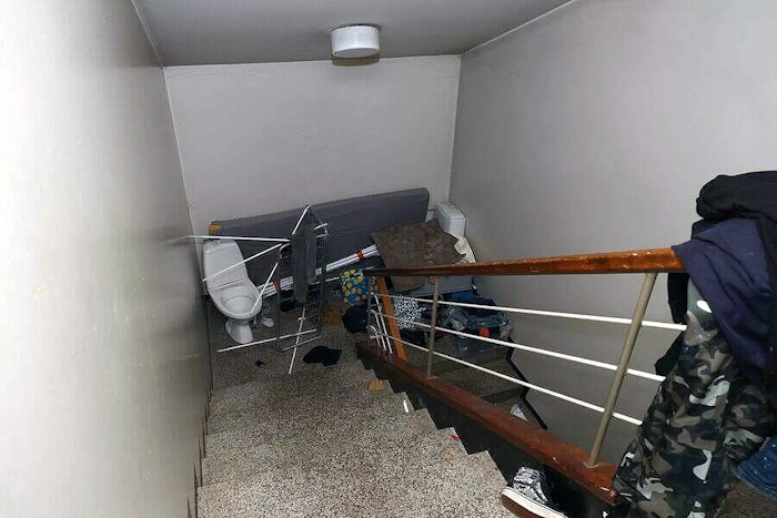 Perhe asui Kausalassa pienkerrostalossa, jonka porraskäytävä ja piha muistuttivat kaatopaikkaa.jpg