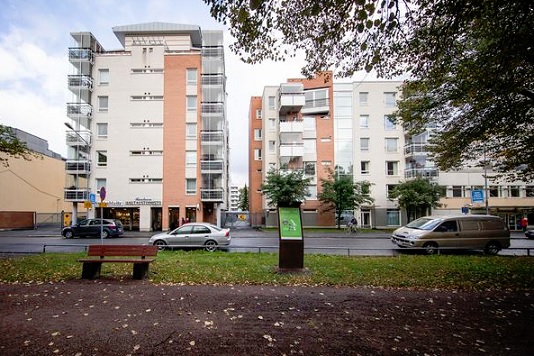 Kerrostalo, josta löydettiin sunnuntaina kuollut nainen. Poliisi epäilee henkirikosta. JOONAS SALLI