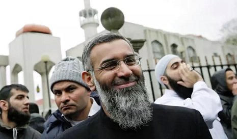 Vuonna 2016 terrorismirikoksista viideksi vuodeksi vankeuteen tuomittu Anjem Choudary pääsee ehdonalaiseen lokakuussa. Isis-järjestölle propagandatyötä tehnyt Choudary on vieraillut saarnamatkalla myös Suomessa. (KUVA: SUZANNE PLUNKETT / REUTERS)