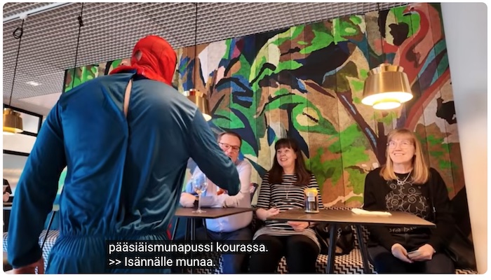Kotkamies_tarjoaa_munaa_Kuplii.jpg