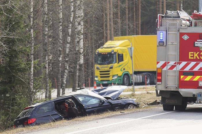 Autot vaurioituivat nokkakolarissa hinauskuntoon..jpg