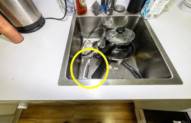Tekovälineeksi epäilty hedelmäveitsi löytyi keittiön tiskialtaasta.jpg