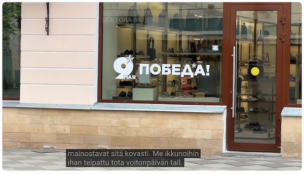 VKK_Minna_ihastelee_tarroja.jpg