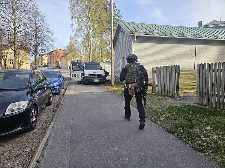 Joillakin poliiseilla oli raskas varustus.jpg