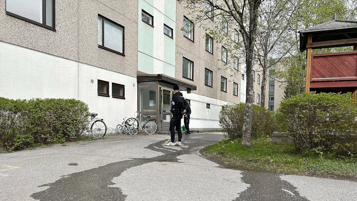 Poliisit olivat paikalla vielä perjantaiaamuna tutkimassa rikospaikkaa.jpg