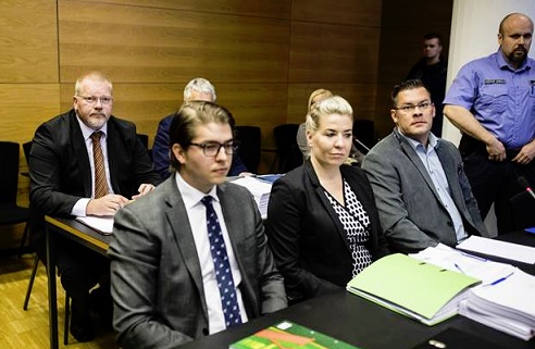 Johan Bäckman (vas.) ja Ilja Janitskin (2. oik.) vastasivat MV-kokonaisuutta koskeviin syytteisiin Helsingin käräjäoikeudessa kesäkuussa.