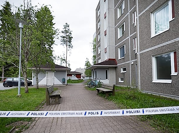 Vakavasti loukkaantunut mies makasi pitkään ruohikolla oikella olevan penkin edessä.jpg
