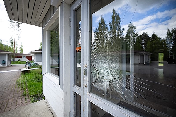 Naapurirapun oven ikkuna sai iskun sunnuntaisen tapahtuman yhteydessä.jpg
