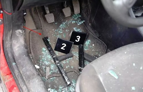 Itse valmistetun putkihaulikon osat. Osan 2 päässä ammuttu haulikon hylsy (nuoli). Tämä ase löytyi kuljettajan jalkatilasta. (KUVA: Poliisi)