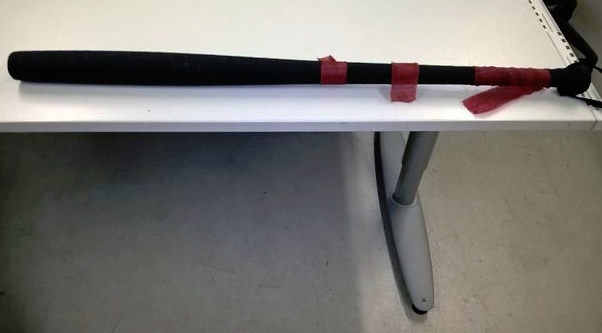 Uhria iskettiin polveen tällä pesäpallomailalla. POLIISI
