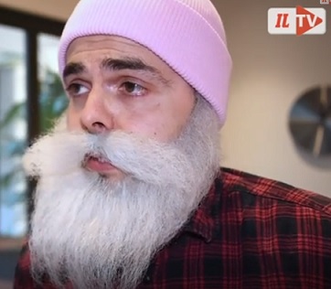 Ari Koponen kommentoi Brother Christmasin taloussotkuja tiedotustilaisuudessa huhtikuussa. Kuvakaappaus Iltalehden videolta.