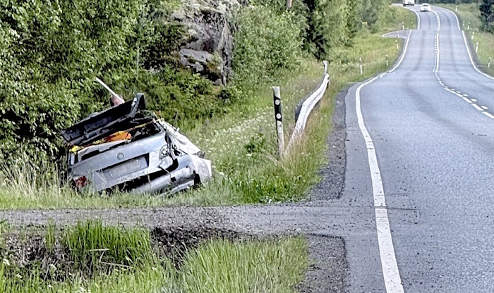 Ohittelijan auto ojan pohjalla.jpg