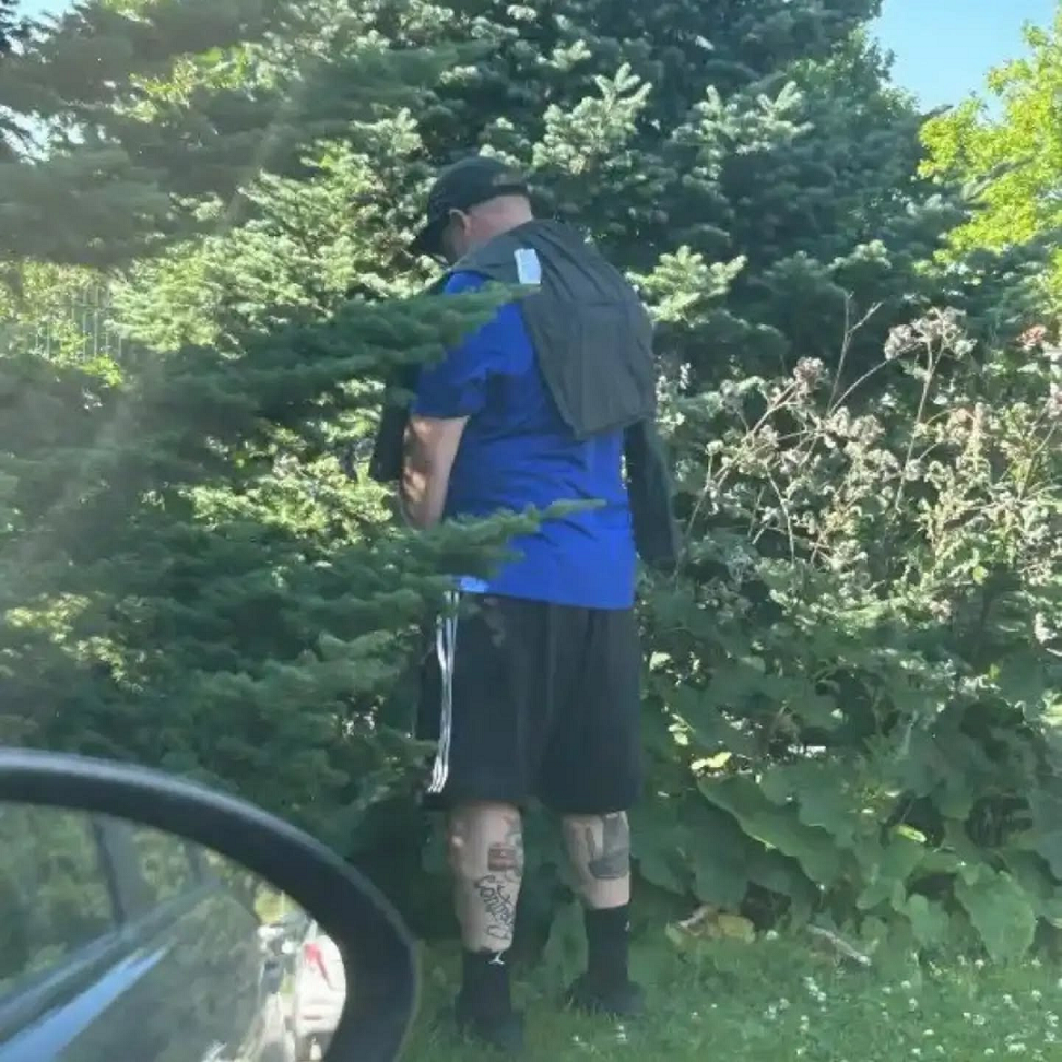 Pikkukriminaali Paavo Arhinmäki pissalla julkisella paikalla.png