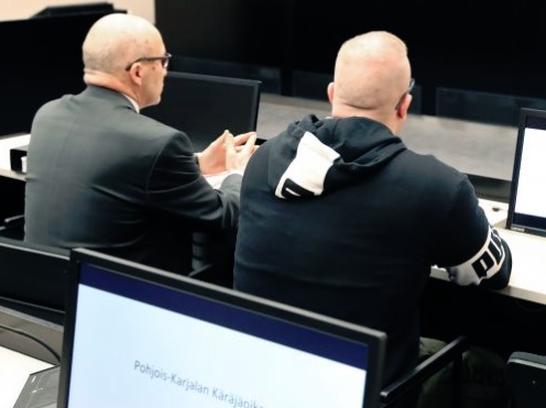 41-vuotiasta ilomantsilaismiestä (kuvassa oikealla) syytetään taposta. Kuva: Marko Puumalainen/Karjalainen.fi