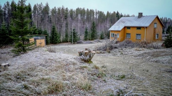 Syyttäjän mukaan Jari Pesosen ruumis kuljetettiin heti surmayönä tämän autiotilan maakellariin, josta se kuitenkin siirrettiin heti seuraavana päivänä.